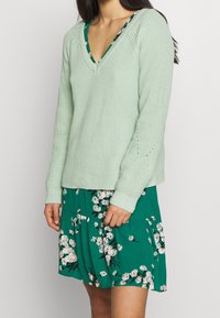 VILA Stickad tröja - light green