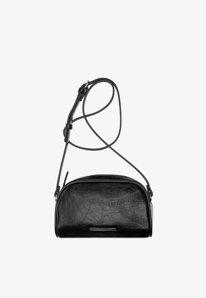 Schwarze, strukturierte Leder-Umhängetasche mit gebogenem Reißverschluss oben und verstellbarem Riemen.