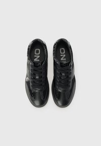 Scarpe sportive nere con pelle liscia e pannelli in rete testurizzata, dotate di punta rotonda, design con lacci e logo sulla soletta.
