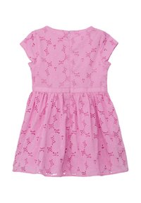 Rosa Kleid mit kurzen Ärmeln, versehen mit einem floralen Ösenmuster, strukturiertem Stoff und einem plissierten Rock. Rückenzipper.