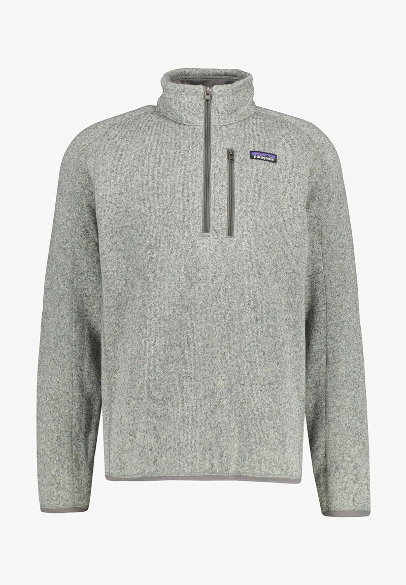 Sudadera de forro polar gris claro con cuello alto, cremallera de cuarto y un bolsillo en el pecho. Textura suave con detalles de costura en gris contrastante.