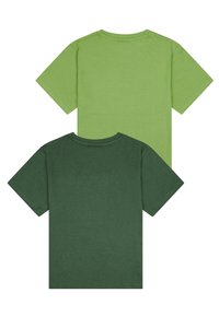 Dos camisetas de manga corta: una verde claro y otra verde oscuro. Ambas tienen cuello redondo y están hechas de una tela suave y ligera.