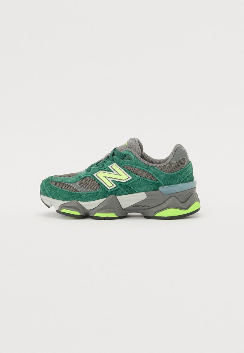 Zapatillas verdes y grises con parte superior de ante texturizado, paneles de malla, acentos reflectantes y una suela de goma gruesa con detalles en verde neón.