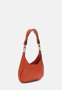 Oranje leren handtas met een gebogen silhouet, zwarte randafwerking en een korte riem met gouden hardware accenten. Overal een gladde textuur.