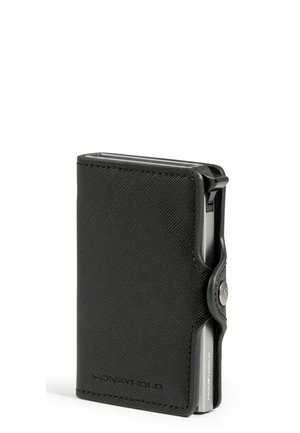 Cartera compacta negra con textura, con un portatarjetas de metal plateado y cierre de botón a presión sobre fondo blanco.