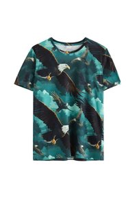 Falk-tematisk t-shirt i teal, med ett grafiskt tryck av svävande falkar med mörka vingar mot en skogsbakgrund. Kortsleeved, rundad hals.