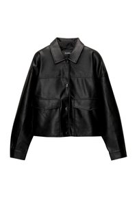 Giacca cropped in finta pelle nera con chiusura a bottoni, due tasche a soffietto, maniche lunghe e colletto a punta.