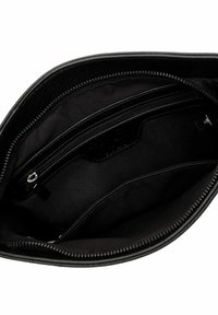 Interno di una borsa in pelle nera con due scomparti zip, tessuto liscio e fodera in tessuto. Presenta più tasche per l'organizzazione.