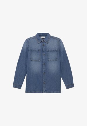 Modrá džínová košile na knoflíky s dlouhými rukávy, dvěma kapsami na prsou a špičatým límečkem.