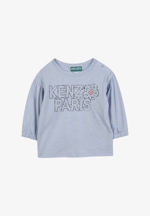 Lichtblauwe overhemd met lange mouwen en gathered mouwen, met zwarte geperforeerde tekst "KENZO PARIS" en een bloemmotief met een rode accent.