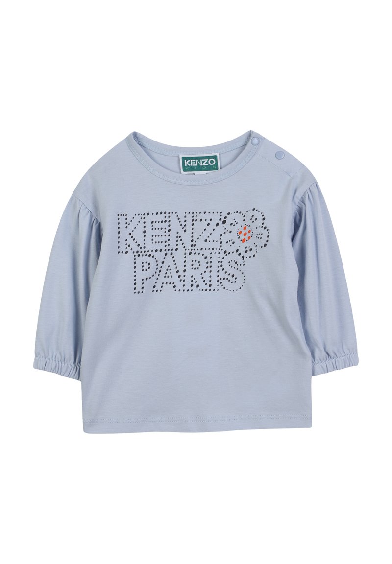 Chemise à manches longues bleu clair avec des manches froncées, arborant le texte perforé noir "KENZO PARIS" et un motif floral avec un accent rouge.