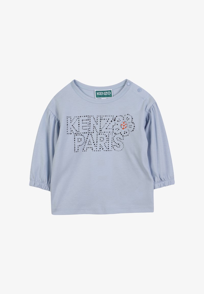 Chemise à manches longues bleu clair avec des manches froncées, arborant le texte perforé noir "KENZO PARIS" et un motif floral avec un accent rouge.