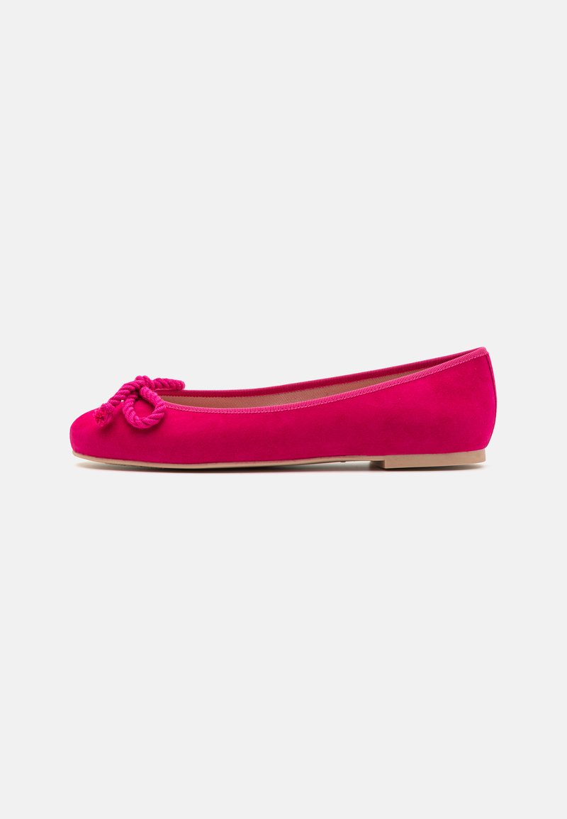 Bailarinas de ante rosa con punta redondeada y detalle de nudo decorativo en la parte frontal. Suela de color claro y textura suave. Diseño minimalista.