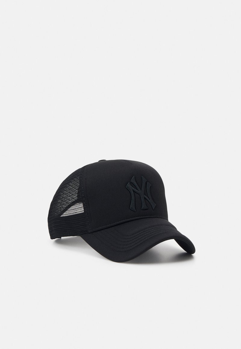 Schwarze Baseballkappe mit solidem Vorderteil und Netzseitenpaneelen. Mit erhabenem schwarzem Logodesign auf der Vorderseite, gebogenem Schirm und verstellbarem Riemen.