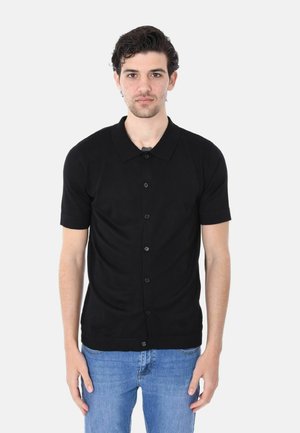 Camicia nera a maniche corte con bottoni e colletto, realizzata in un materiale liscio; presenta un taglio dritto e cinque bottoni sul davanti.