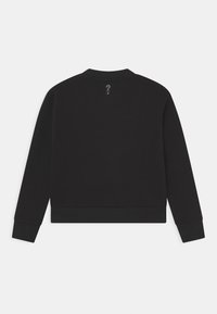Sudadera negra con cuello redondo, mangas largas y silueta corta. Textura suave con un logo sutil en la parte trasera del cuello.