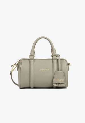 Sac à main Lancaster Paris en cuir texturé gris avec deux poignées, garniture dorée et étiquette en cuir de marque attachée.
