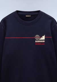 Navyblauwe sweatshirt met een ronde halslijn, voorzien van een gedrukt wereldbol- en bergontwerp in lichte kleuren en rode accentlijnen.