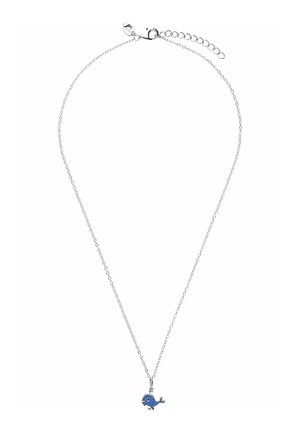 Collana a catena d'argento con un piccolo ciondolo a forma di balena blu e chiusura regolabile.