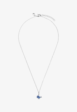 Srebrny naszyjnik z łańcuszkiem, z małą zawieszką w kształcie niebieskiego wieloryba i regulowanym zapięciem na karabińczyk.