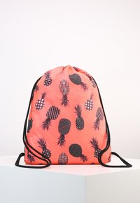 Sac à dos à cordon en corail avec motif ananas noir, présentant divers motifs géométriques. Fabriqué en tissu léger et durable.