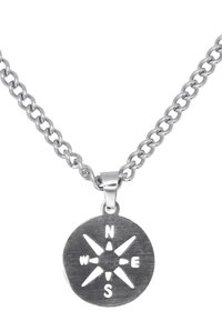 Zilveren kompas hanger aan een schakelen ketting. De hanger heeft een reliëf van een kompasroos met uitsparingen voor de richtingen N, O, Z, W.