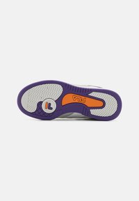 Suola di sneaker bianca e grigia con intersuola viola e dettagli arancioni, caratterizzata da un motivo di battistrada testurizzato e logo FILA.