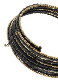 Flertrådig armband med svarta och gyllene pärlor i varierande storlekar, med en slät yta och metallisk lyster, säkrad med ett spänne.