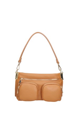 Sac à bandoulière en cuir marron clair avec une seule sangle, une fermeture éclair dorée et deux poches avant zippées aux bords arrondis.