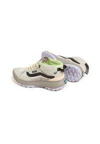 Hochschul-Sneaker in Creme mit grau Akzenten, strukturierten Überzügen, schwarzen Streifen und grünen Details am Kragen; dicke weiße Sohle.