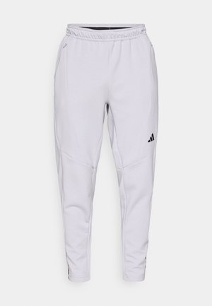Svijetlosivi atletski hlače s elastičnom stražnjom trakom, suženim dizajnom, bočnim džepovima i crnim logo akcentima. Izrađene od mekog, rastezljivog materijala.