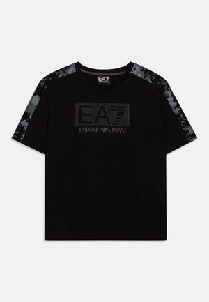 Zwarte T-shirt met korte mouwen met EA7 Emporio Armani-logo op de borst en grijze camouflagedessinstrepen langs de schouders en mouwen.