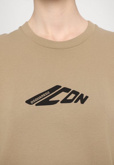 Bruine katoenen t-shirt met een geribbelde ronde hals, voorzien van een zwart logo ontwerp "DSQUARED2 ICON" over de borst in een moderne lettertype.