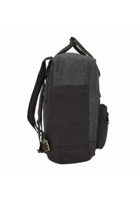 Mochila negra y gris con un panel superior de fieltro texturizado, bolsillo lateral, correas ajustables y un compartimento con cremallera resistente.