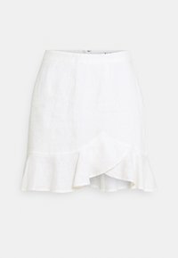 Falda blanca de lino con dobladillo acampanado y detalle de volantes en la parte inferior. Textura suave, cinturilla de altura media y cierre de cremallera discreto en la parte trasera.