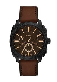 Reloj cronógrafo con caja texturizada negra, correa de cuero marrón y esfera marrón oscuro con acentos dorados y tres subesferas.