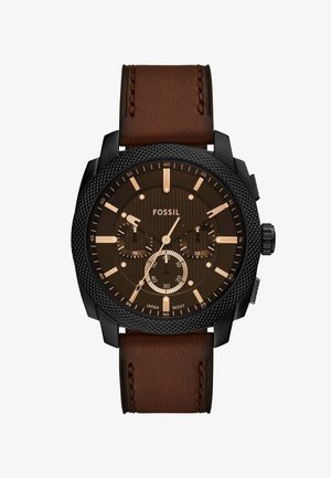 Chronographuhr mit schwarzem strukturiertem Gehäuse, braunem Lederarmband und einem dunkelbraunen Zifferblatt mit goldenen Akzenten und drei Teilzifferblättern.