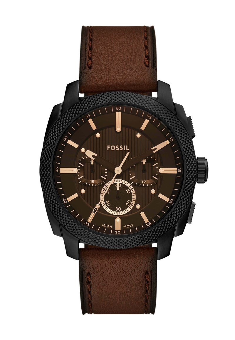 Reloj cronógrafo con caja texturizada negra, correa de cuero marrón y esfera marrón oscuro con acentos dorados y tres subesferas.