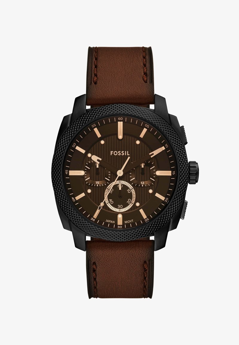 Zegarek chronograf z czarną teksturowaną kopertą, brązowym skórzanym paskiem i ciemnobrązową tarczą z złotymi akcentami oraz trzema subtarczami.