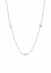 Zilveren ketting met drie lichtblauwe kralen, gelijkmatig verdeeld, met een gladde textuur en subtiele glans, ontworpen voor een delicate uitstraling.