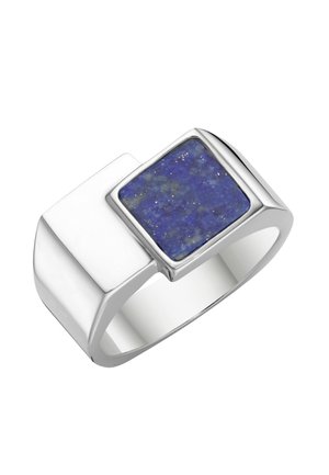 Silberner Ring mit einem rechteckigen tiefblauen Stein mit dezenten goldenen Sprenkeln, asymmetrisch auf einem breiten, polierten Band gesetzt.
