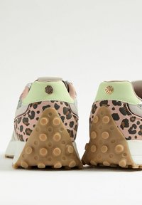 Zapatillas con estampado de leopardo rosa, acentos verdes, suela de goma texturizada y detalles metálicos en el talón. Parte trasera acolchada para mayor comodidad.
