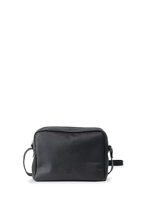 Musticrossbody-laukku mustasta nahkasta, jossa on teksturoitu pinta, suorakaiteen muotoinen, ylhäältä avattava vetoketju ja säädettävä hihna. Minimalistinen muotoilu.