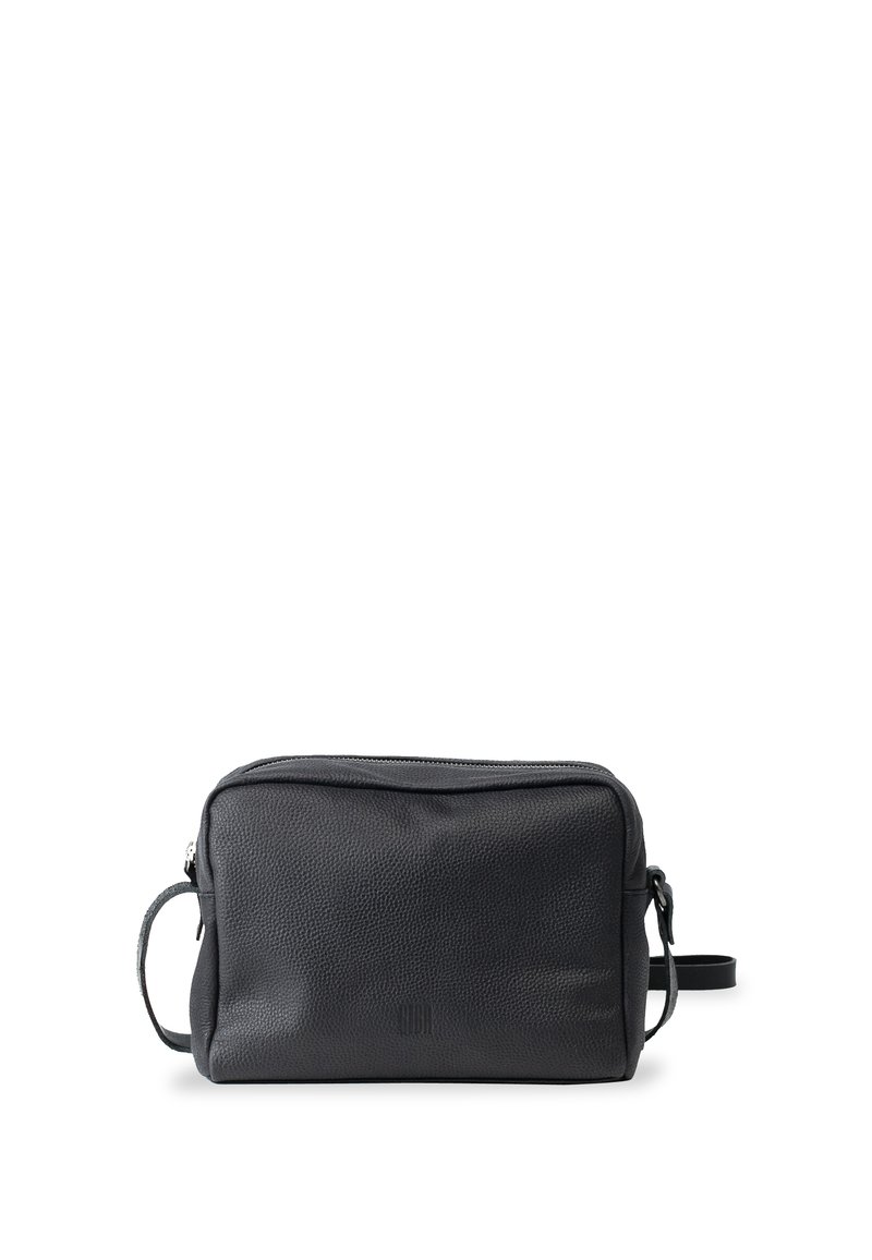 Borsa a tracolla nera in pelle con finitura testurizzata, forma rettangolare, chiusura con zip superiore e tracolla regolabile. Design minimalista.
