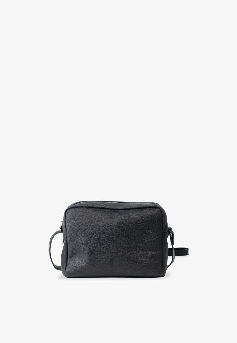 Bolso cruzado de cuero negro con un acabado texturizado, forma rectangular, cierre superior con cremallera y una correa ajustable. Diseño minimalista.
