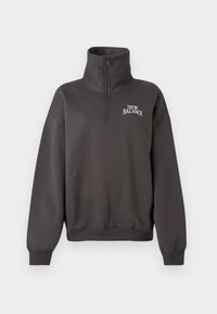 Sweat-shirt gris foncé à fermeture éclair quart, col montant, poignets et ourlet côtelés, avec logo blanc "New Balance" sur le côté gauche de la poitrine.