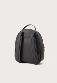 Schwarzer, synthetischer Leder-Rucksack mit runder Form, der über zwei seitliche Tragegurte, goldene Beschläge und einen Reißverschluss an der Oberseite verfügt.