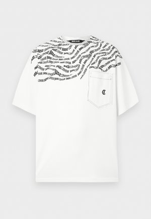 Άσπρο T-shirt με κοντά μανίκια, με μαύρο διαγώνιο κείμενο "Just Cavalli" στους ώμους και το πάνω μέρος του στήθους, με τσέπη στο στήθος που φέρει μικρό μαύρο λογότυπο.