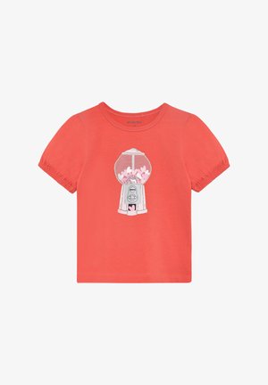 Camiseta coral con mangas cortas abullonadas que presenta un gráfico de una máquina de chicles llena de corazones rosas. Hecha de algodón suave.