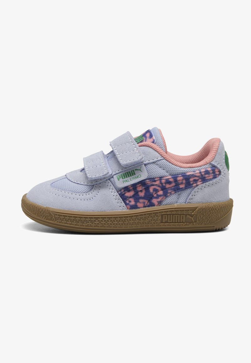 Baskets en daim bleu clair avec des bandes Velcro, présentant un motif léopard rose et violet sur le côté et une semelle en caoutchouc marron.